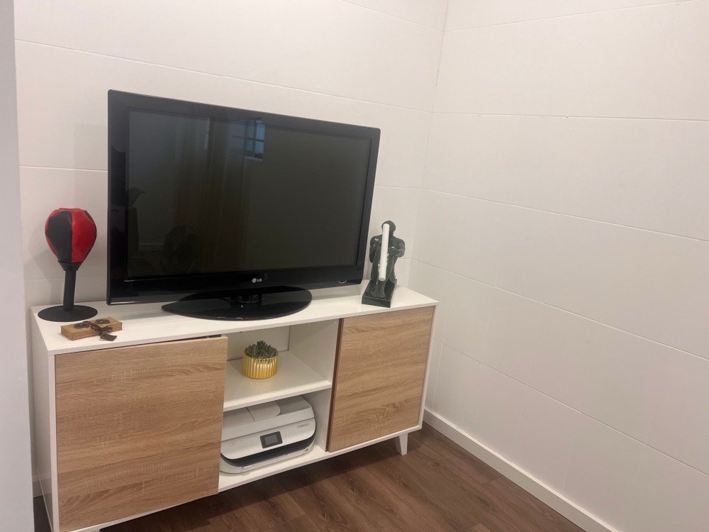 Televisão e aparador na sala de apoio